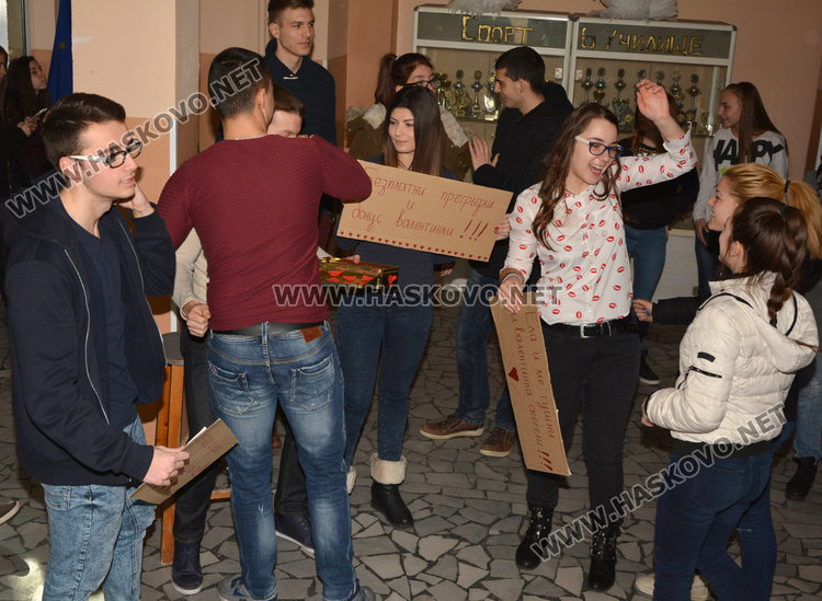 Валентинки срещу прегръдки в Езиковата за празника на влюбените