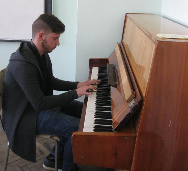 Десетокласници изнесоха концерт за деня на влюбените