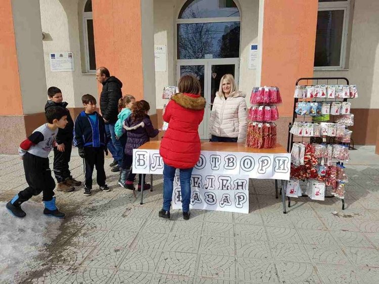 Благотворителен щанд с мартенички очаква купувачи в Дебър