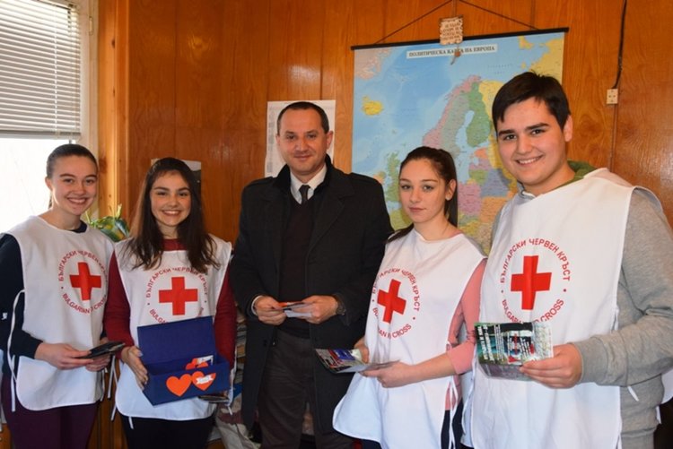 Млади червенокръстци от Ардино раздадоха презервативи за Свети Валентин