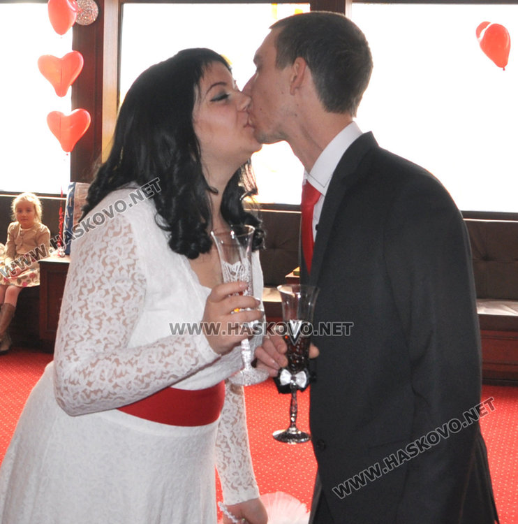 След 6 г. съжителство Таня и Делчо сключиха брак в Деня на влюбените