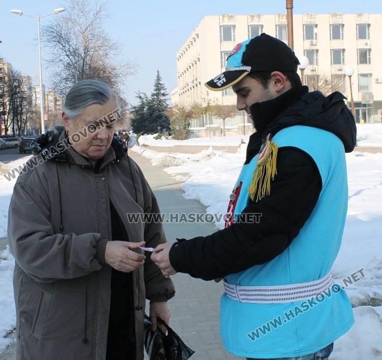 На млади и стари бяха раздавани любовни послания