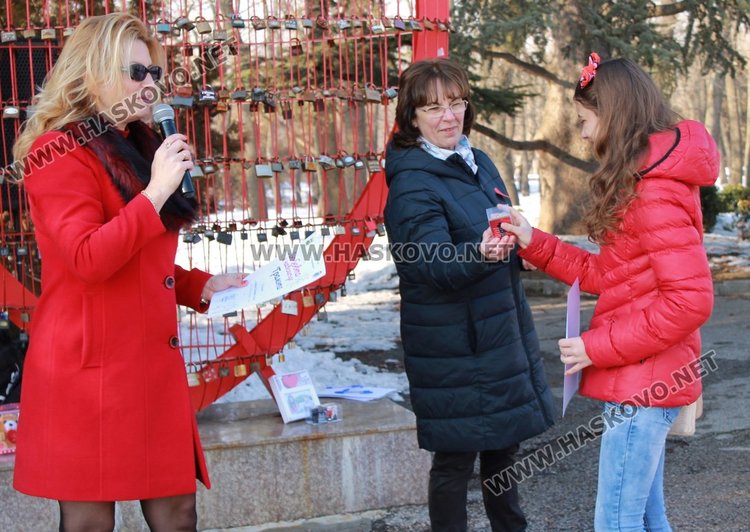 Празнуваха любовта край металното сърце в Димитровград