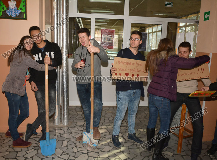 Валентинки срещу прегръдки в Езиковата за празника на влюбените