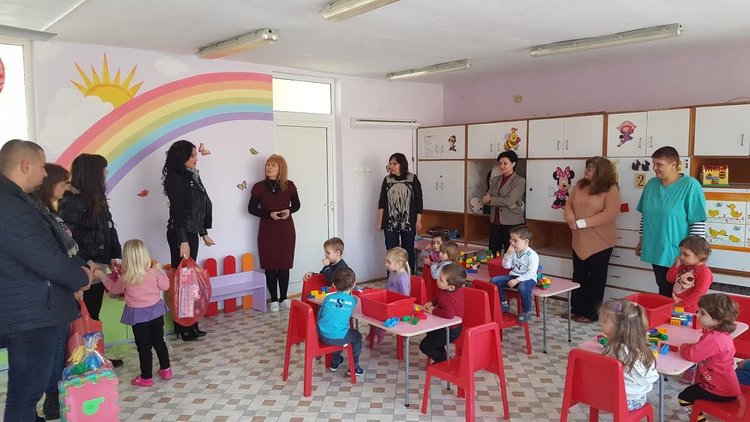  Играчки, цветни моливи, книжки и забавни игри получиха като дарение малчуганите от първа група в детска градина "Пролет"