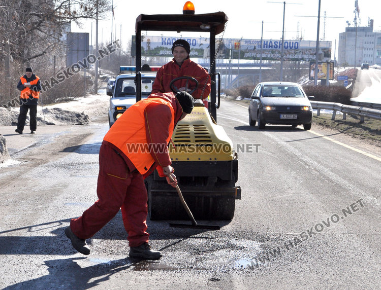 Кърпят дупките по хасковските улици със специална машина