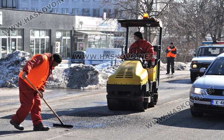 Кърпят дупките по хасковските улици със специална машина
