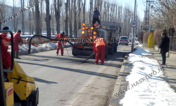 Кърпят дупките по хасковските улици със специална машина