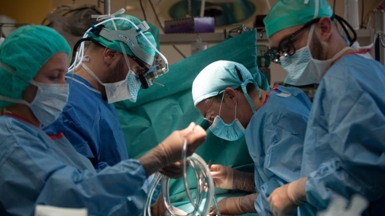 Спасиха младеж с уникална за България операция