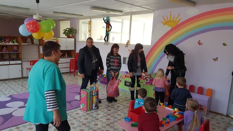 С дарение зарадваха децата от първа група на градина "Пролет"