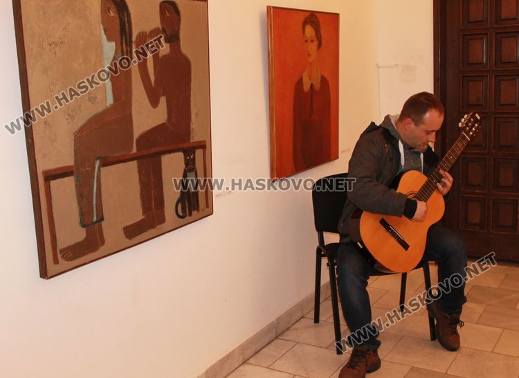 Женската красота показва изложба, открита в димитровградската галерия