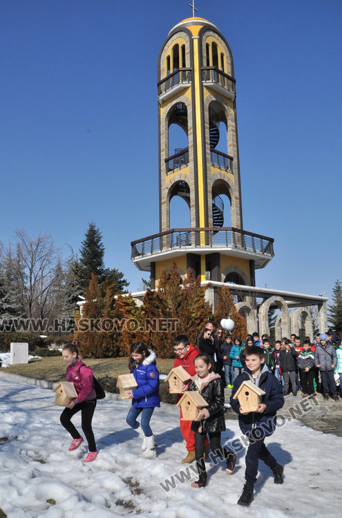 Шест къщички за птици качиха на дърветата на Ямача третокласници