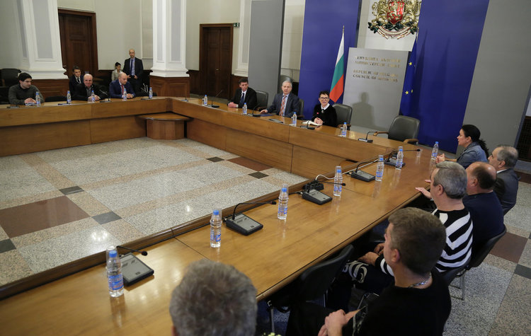 Премиерът Герджиков благодари лично на строителите, участвали в ремонта на тунел "Ечемишка"