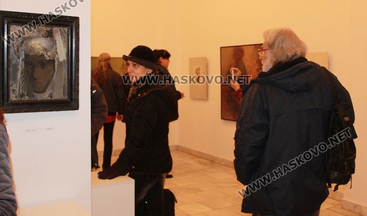 Женската красота показва изложба, открита в димитровградската галерия