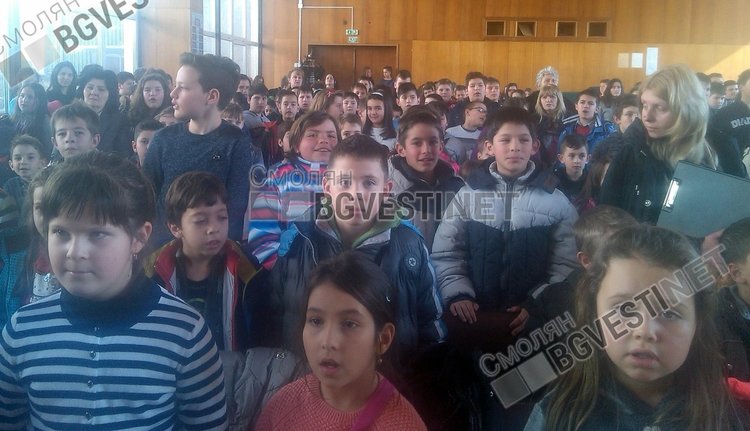 Смолянско училище чества патрона си, награждава отличниците