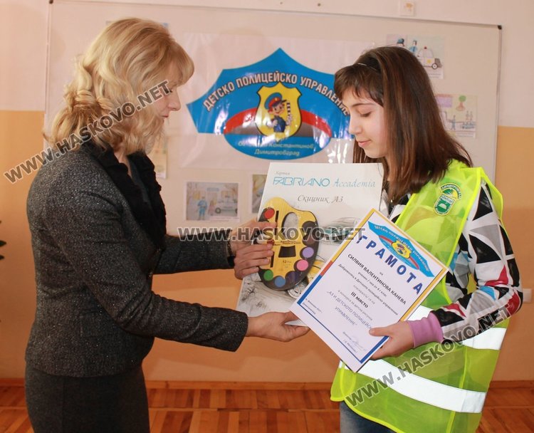 Директорът на училището Дорина Желязкова връчи част от грамотите на участниците