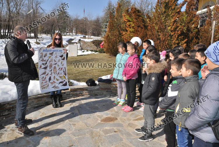 Шест къщички за птици качиха на дърветата на Ямача третокласници