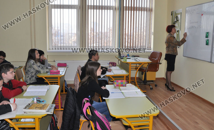 Откриха модерен кабинет по математика за патронния празник на Васил Левски