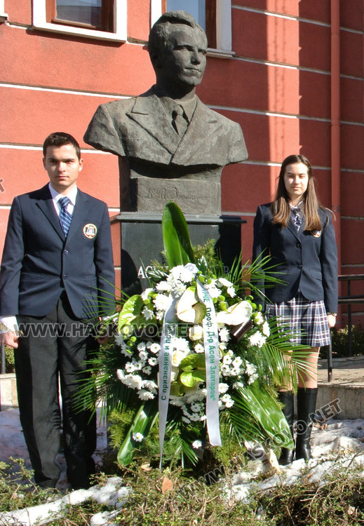 Езиковата гимназия чества патрона си Асен Златаров днес 