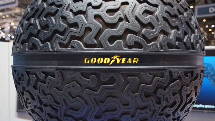 Това трябва да се види! Странично паркиране със сферични гуми Goodyear (видео)