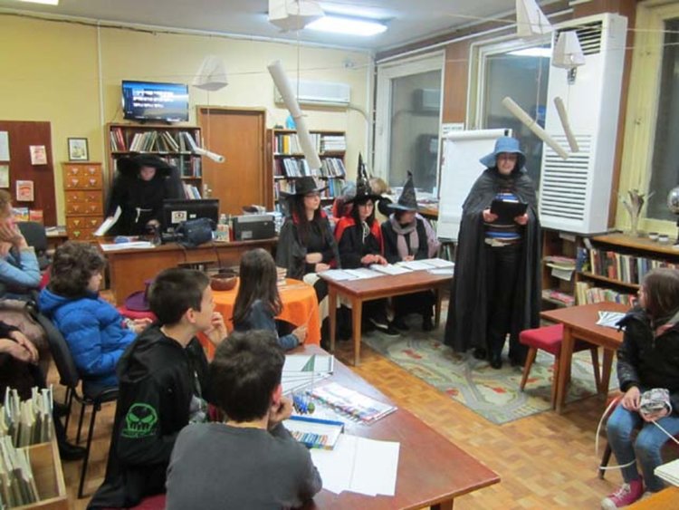 Магьосници и мъгъли в нощта на Хари Потър в библиотеката