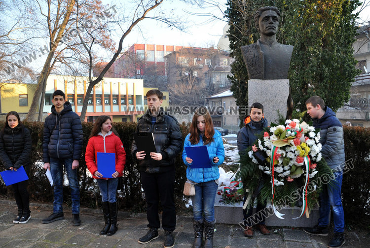 Ученици поднесоха цветя пред паметника на Левски и заминаха за Карлово