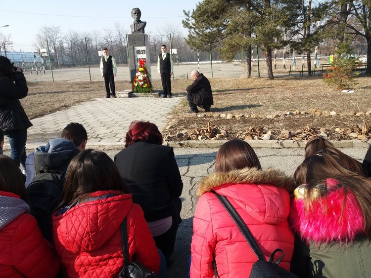 С литературен конкурс в Професионалната гимназия почетоха паметта на патрона си