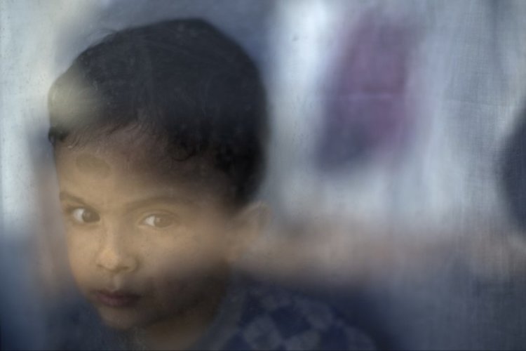 Държавни агенции си ”прехвърлят” децата бежанци