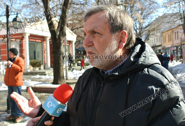 Михо Михов, единият от дмата автори на красивите пана на фасадата на театъра