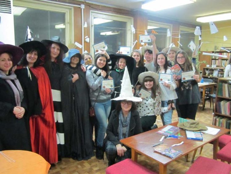 Магьосници и мъгъли в нощта на Хари Потър в библиотеката