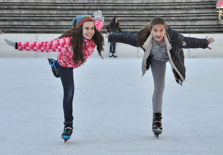 Възпитаници на Денкова и Ставийски показват пируети на леда на хасковските деца