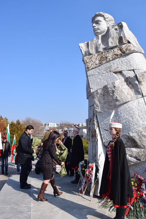 Цветя за Апостола