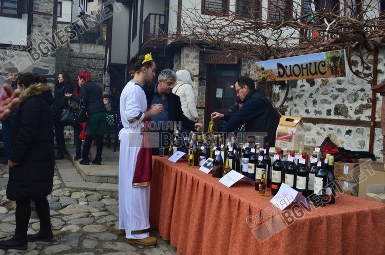 Младеж в одежди,напомнящи на древногръцки персонаж влезе в ролята на бога на виното Дионисий 