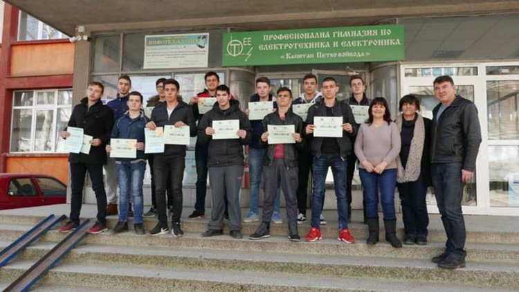 Ученици от Електрониката напредват в състезанието „Мога и зная как”