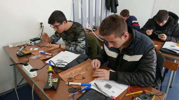 Ученици от Електрониката напредват в състезанието „Мога и зная как”