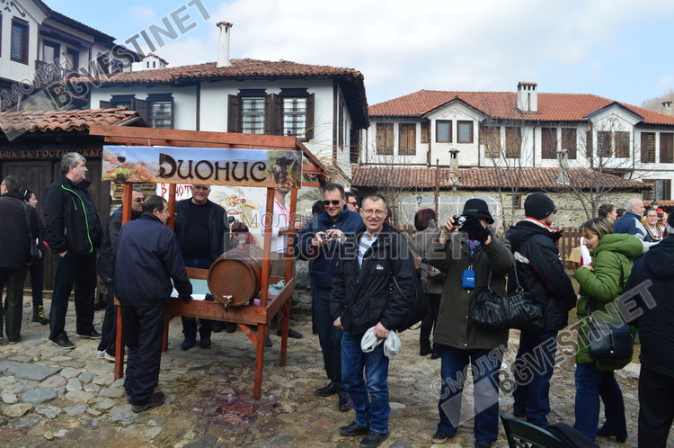 Никой от стотицете не се отказа да опита виното и ароматната скара