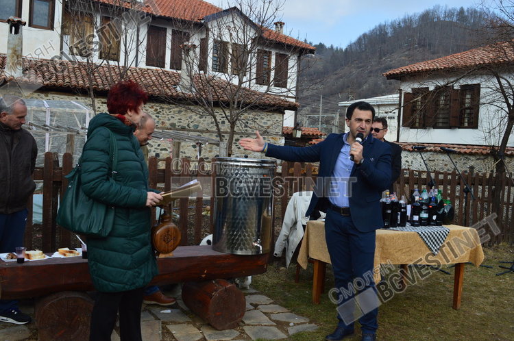 Кметът на Златоград Мирослав Янчев връчи на победителя в категория "локален производител" наградата-специален съд за ферментазия на вино