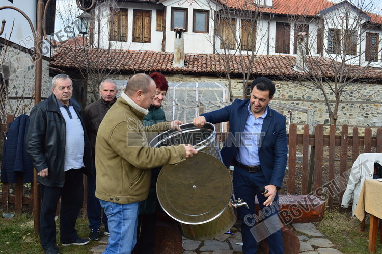 инж.Милко Цветков, генерален мениджър и производител и собственик на винарска изба връчи наградата на победителя
