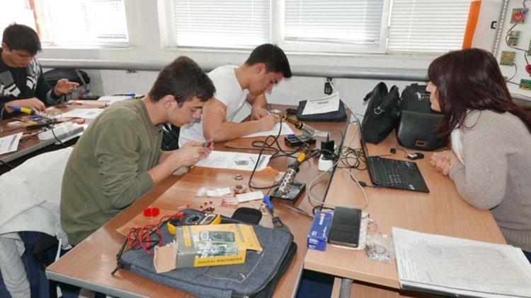 Ученици от Електрониката напредват в състезанието „Мога и зная как”