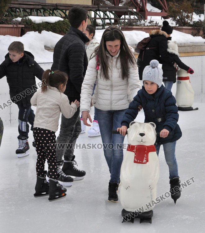  Децата на Хасково се пързаляха на леда с кънкьори шампиони