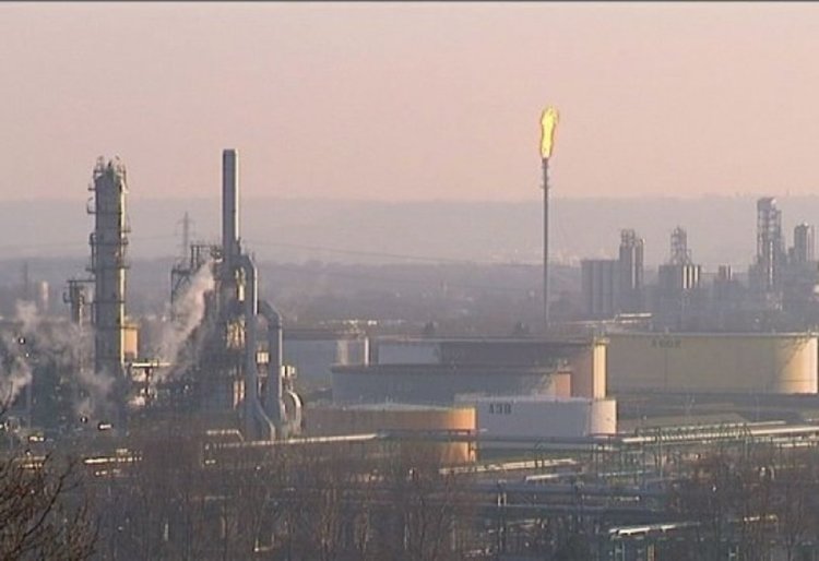 Експлозии разтърсиха завод във Франция