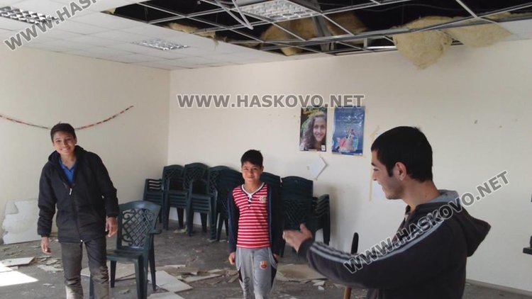 Афганистанци доброволци работят по възстановяването на изгорялото си училище в Харманли