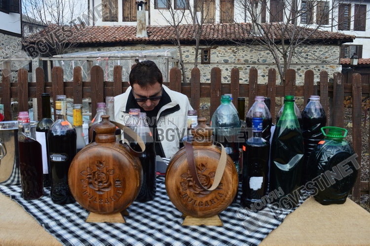 Сомелиер дегустираше вината в конкурса, за да избере победителите в двете категории-за златоградско вино и за такова извън региона