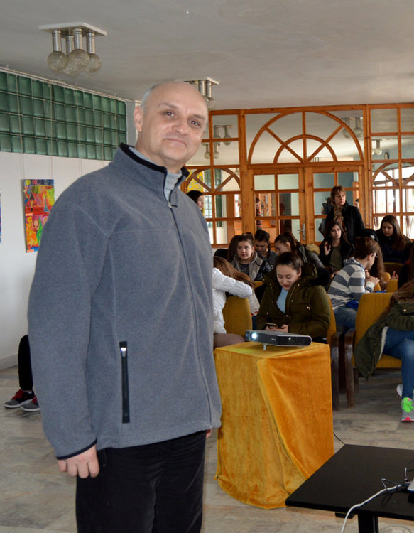 Георги Гачев даде напътствия на ученици как да се справят с вирусите и кибертормоза