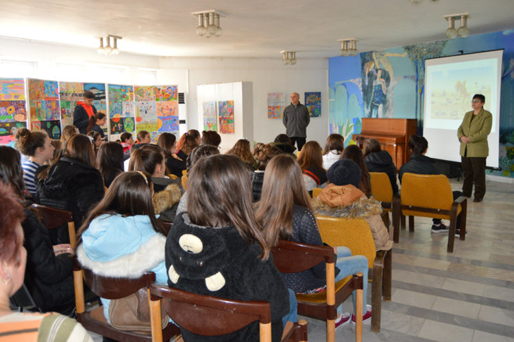 Георги Гачев даде напътствия на ученици как да се справят с вирусите и кибертормоза