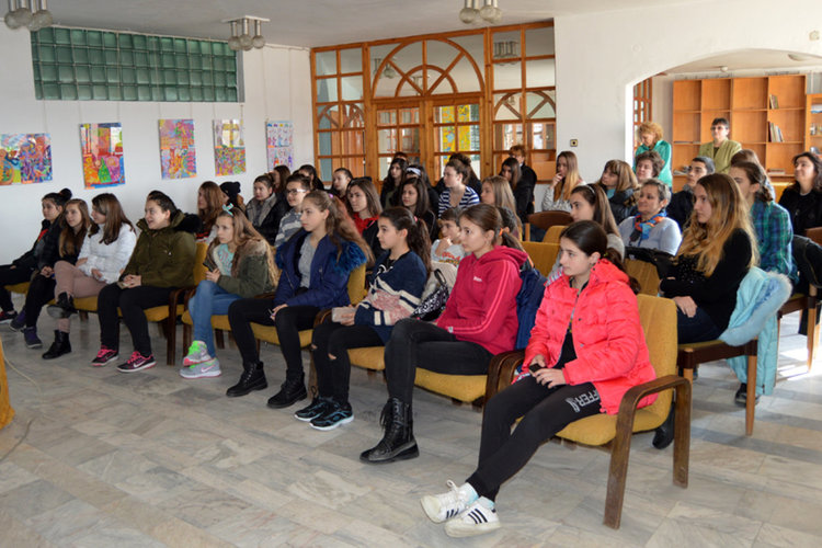 Георги Гачев даде напътствия на ученици как да се справят с вирусите и кибертормоза