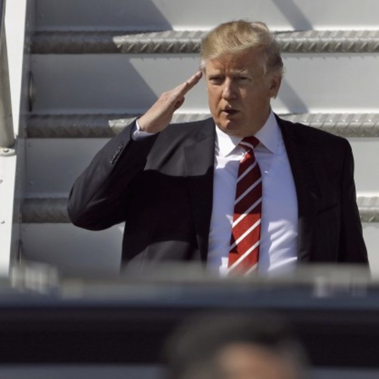 Ученици хвърлили парче дърво по кортеж на Тръмп