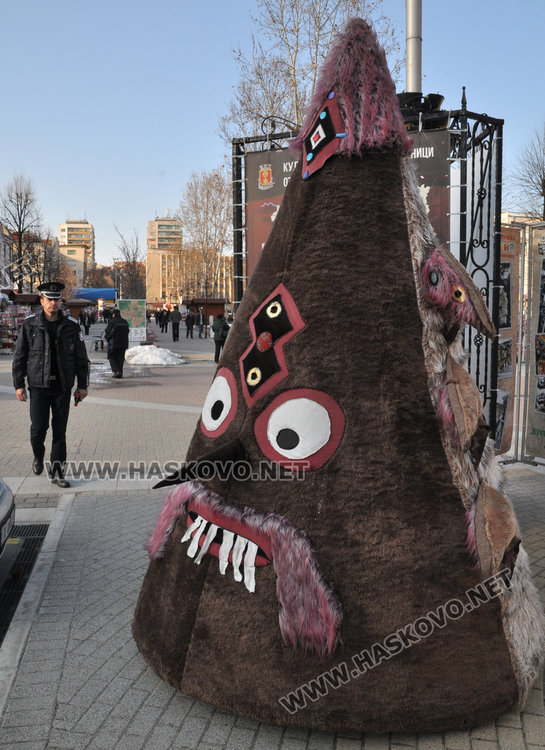 3-метрови страшилища от „Кукерландия“ вардят община Хасково