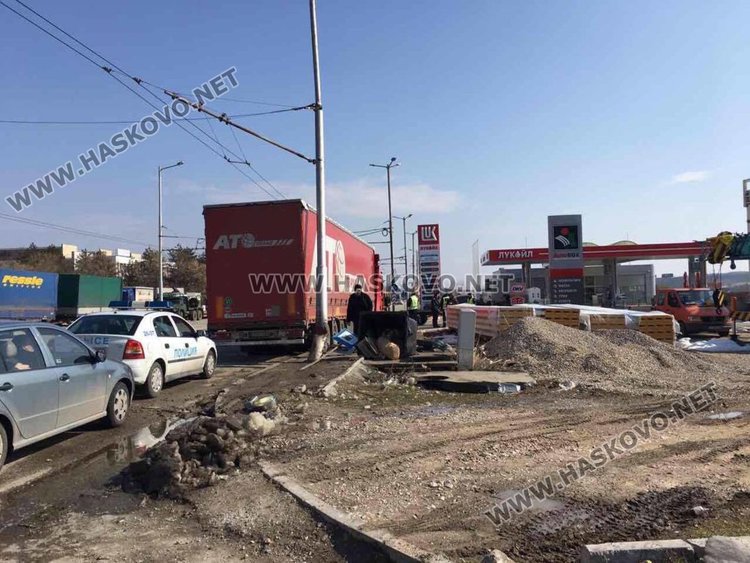 Катастрофа спря тролей 308 в Хасково