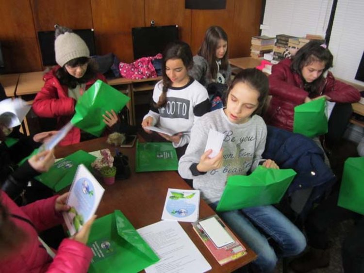 Нови знания за природата придобиват в библиотеката деца от кърджалийски училища